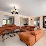 Mariposa Villa *